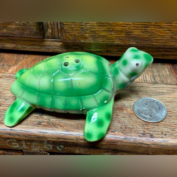 Vintage Green Glazed Ceramic Figural Turtle Shaped Salt Pepper Shaker Figurine - Picture 2 of 14